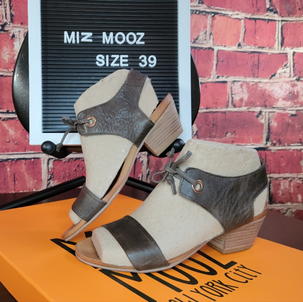 Miz Mooz 39 Taupe Sandals